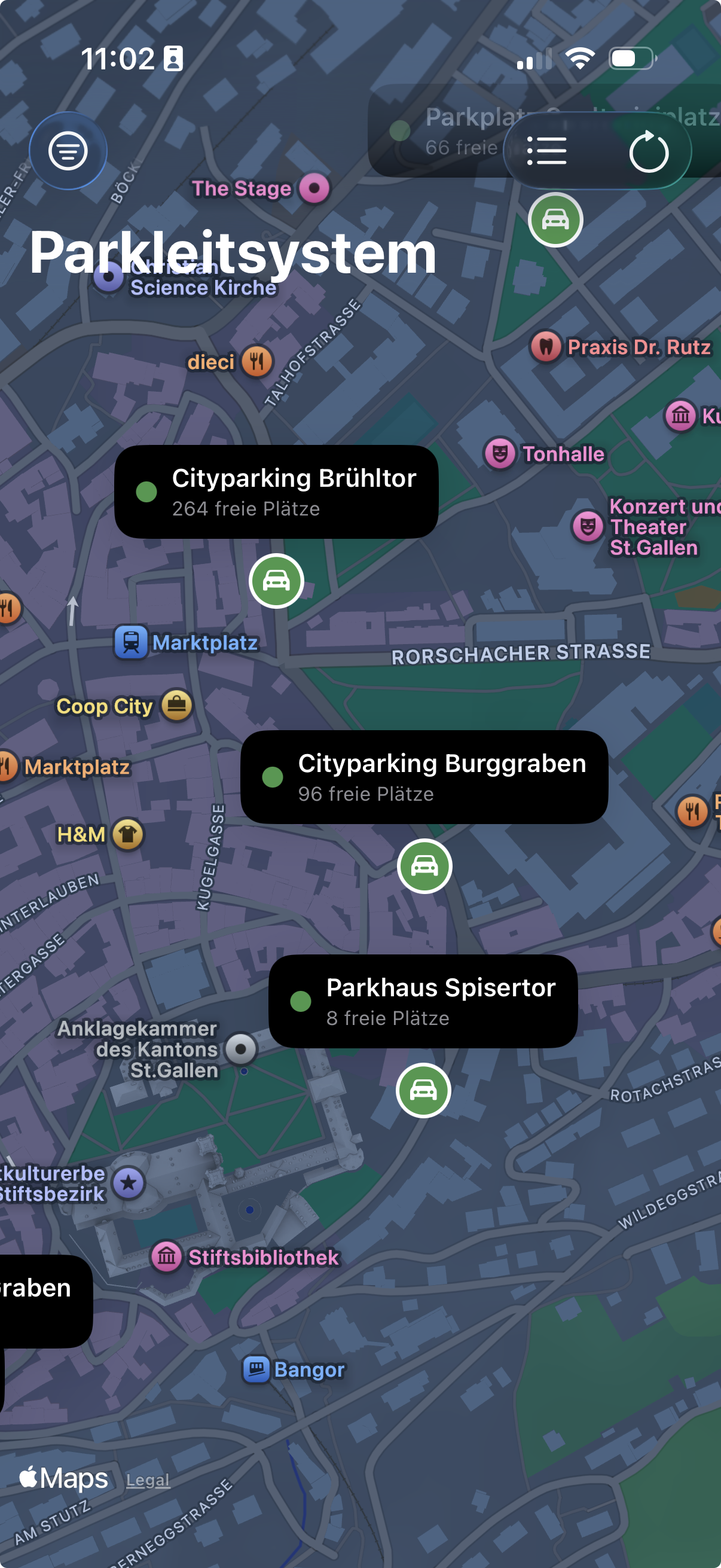 Kartenansicht von St. Gallen mit Parkhausmarkern und freien Plaetzen